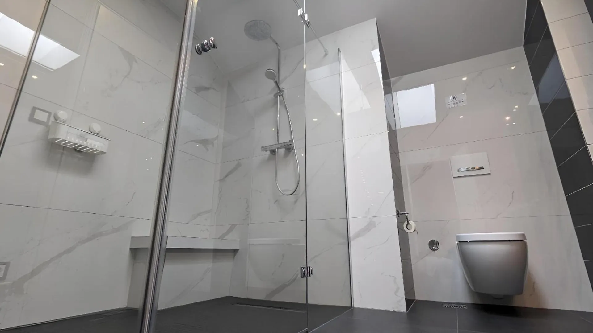 3 Rooms - Zimmervermietung Naehe Flughafen Ber - Gratis Wlan, Parken & Netflix 0*, Berlin Germany